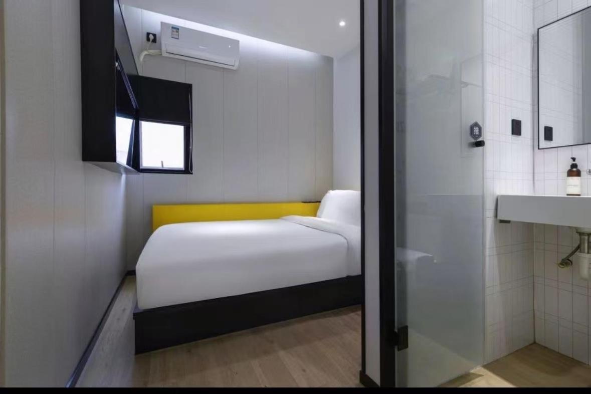 Yibai Langao Road Subway Station Branch Hotel 2*