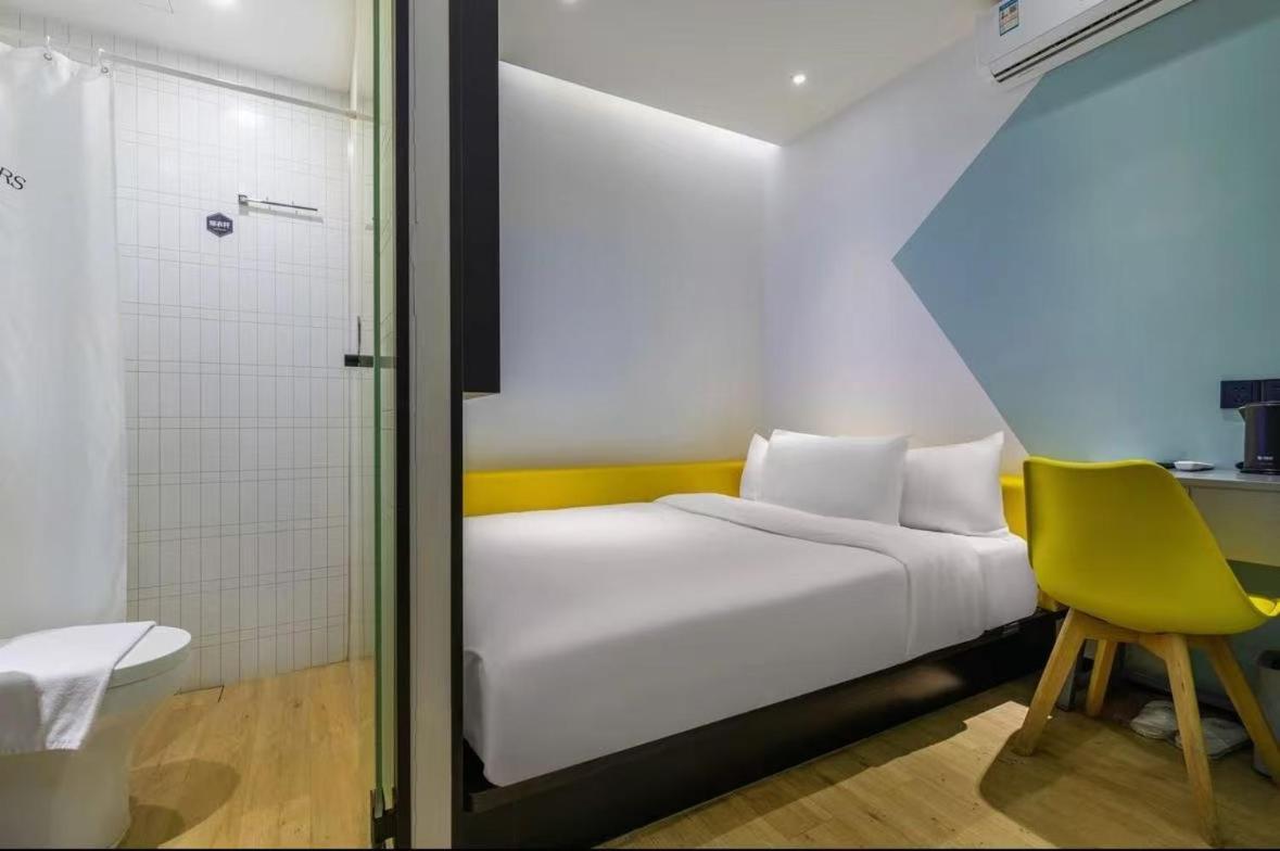 Yibai Langao Road Subway Station Branch Hotel